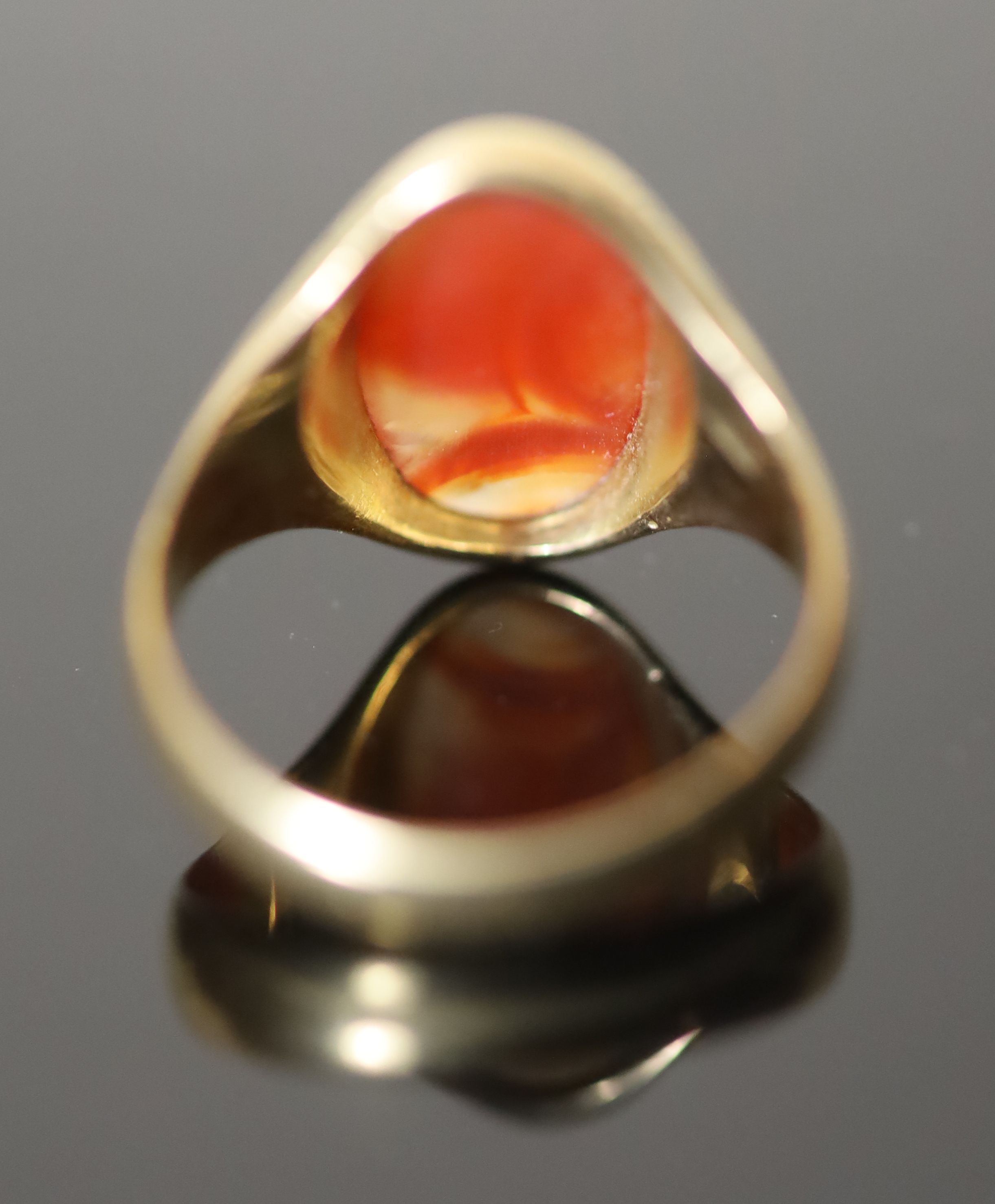 A Victorian 18ct gold and oval intaglio two way agate ring, carved with black and caucasian gentlemen,